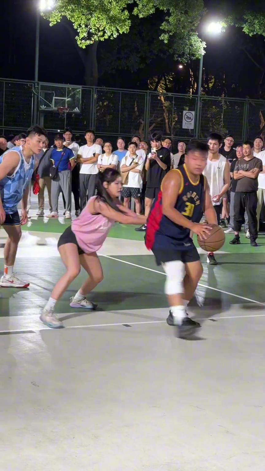 這哥們看見防自己的是女生，一個(gè)勁背打，球也不傳了